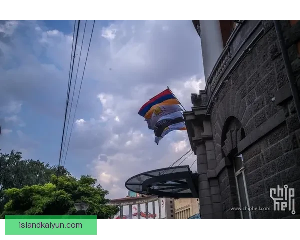 哈兰德在新赛季展现出速度与力量，表现持续受到关注